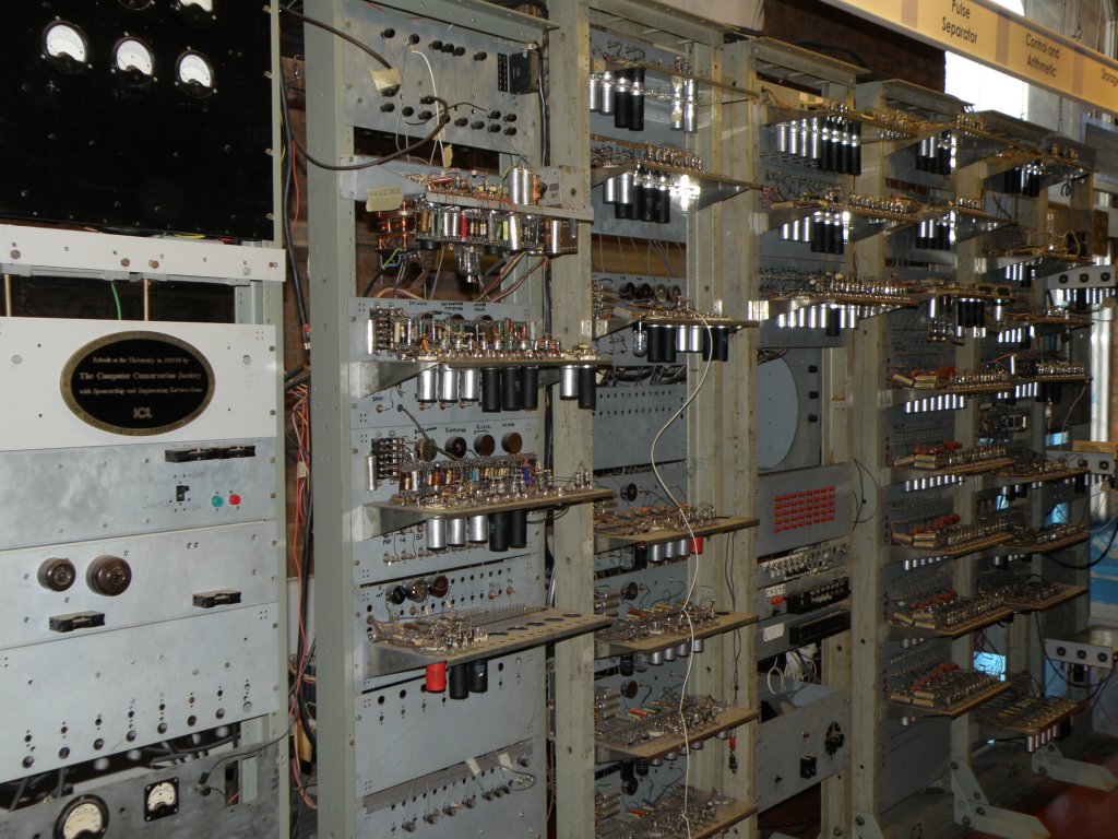 Uma réplica do Manchester Baby, computador que executou um programa guardado na memória eletrônica em 1948