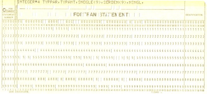 Um cartão perfurado com parte de um programa em FORTRAN IV usado no centro regional de computação da Universidade de Copenhague no início dos anos 1970