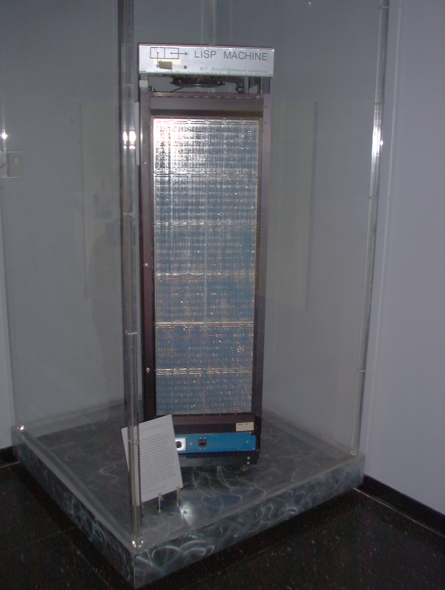 Uma máquina Lisp em exposição no Museu do MIT, representando computadores criados para programas Lisp e pesquisas iniciais de inteligência artificial