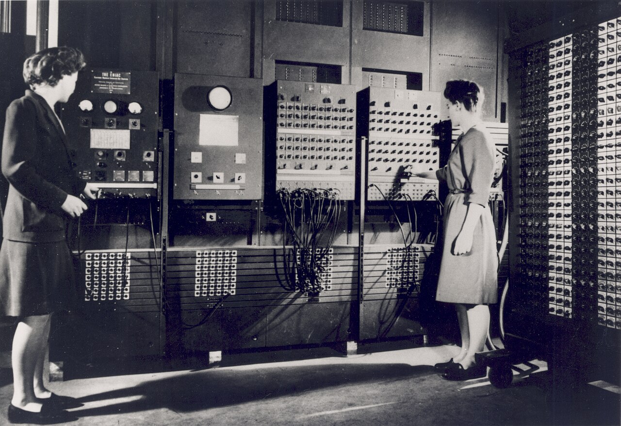 Jean Jennings Bartik e Frances Spence preparando o ENIAC com chaves e painéis de controle em 1946